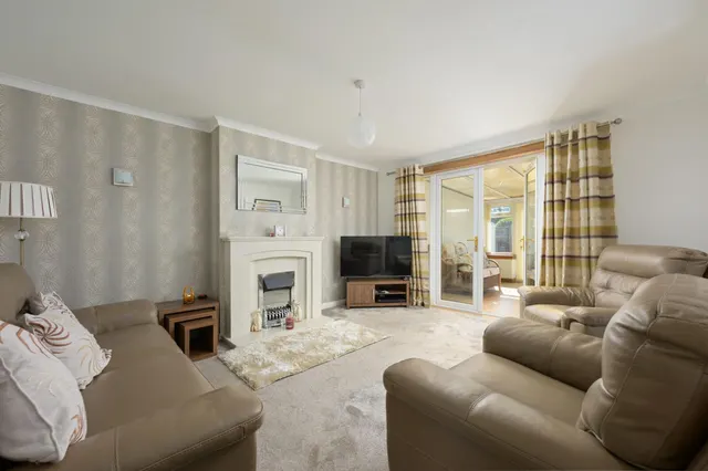 Photo 3 — Barbeth Gardens, Cumbernauld, G67 4SE