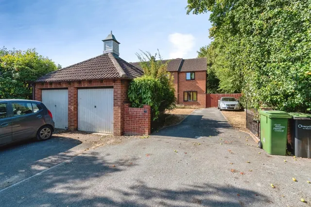Hollybush Close, Chippenham, photo 1