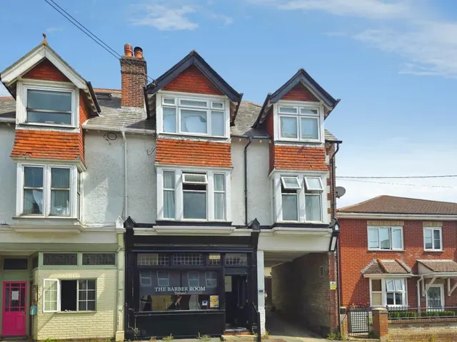 The Broadway, Totland Bay, PO39, photo 1