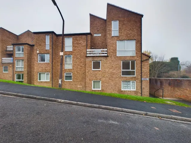Frizley Gardens, Bradford, BD9, photo 1