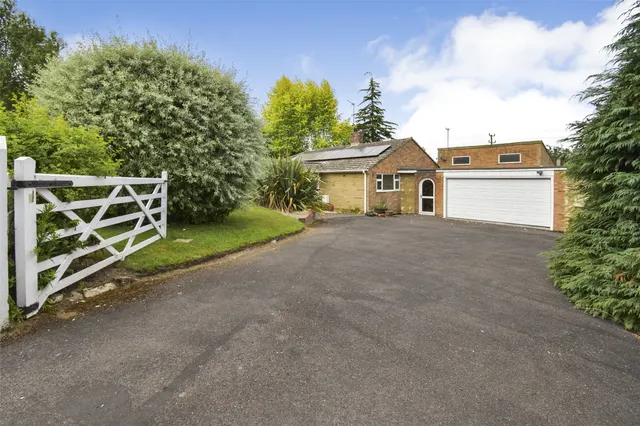 Crown Drive, Badshot Lea, Farnham, Surrey, GU9 9JN, photo 1