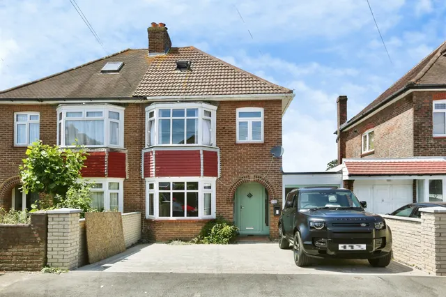 Bury Crescent, Gosport, photo 1