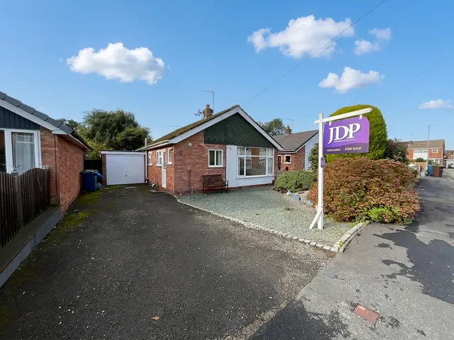 Stuart Close North, Stone, ST15, photo 1