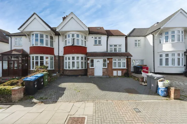 Churchill Avenue, Harrow, HA3, photo 1
