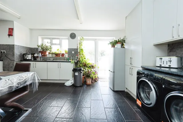 Churchill Avenue, Harrow, HA3, photo 3