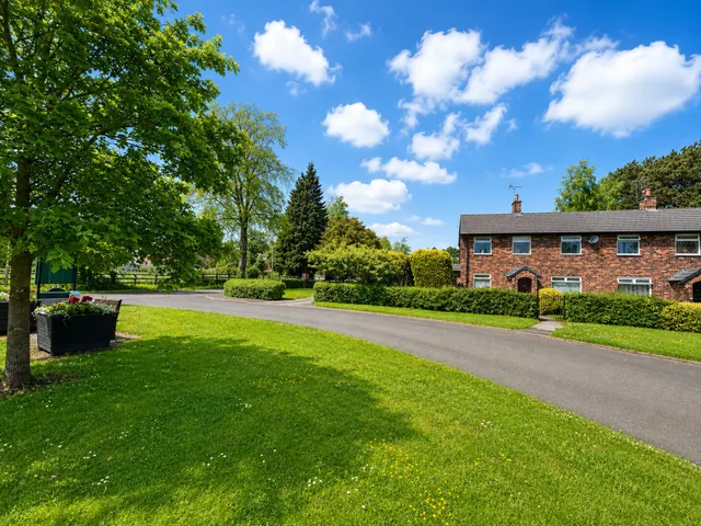 Warford Crescent, Alderley Edge, photo 1