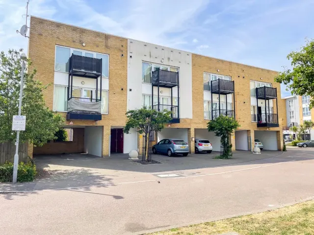 Admirals Way, Gravesend, DA12, photo 1