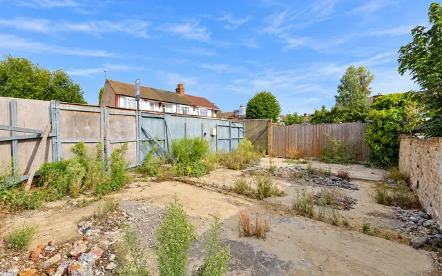 Photo 3 — Lightcliffe Road, Palmers Green, N13