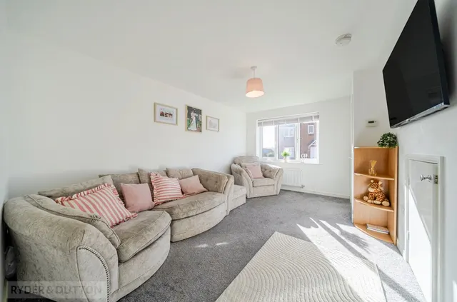Spring Mill Avenue, Whitworth, OL12, photo 2