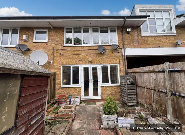 Photo 3 — Flat 5, The Gables, London, 125 Harrow Road, E11 3PX