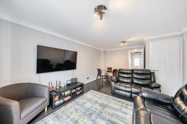 Photo 3 — Thellusson Way, Rickmansworth, WD3