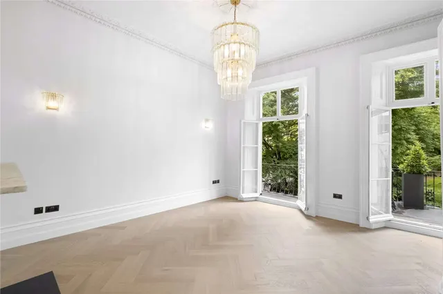 Photo 3 — Royal Crescent, Holland Park, London, W11 4SL
