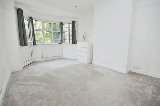 Cypress Avenue, Whitton, TW2, photo 2