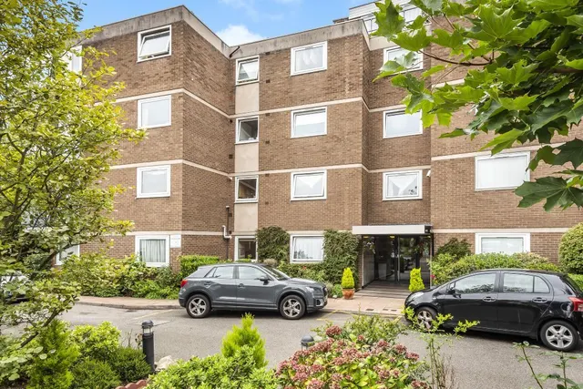 Hillcrest Road, London, photo 1