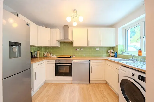 Chiltern Court, Leeds, LS13, photo 3