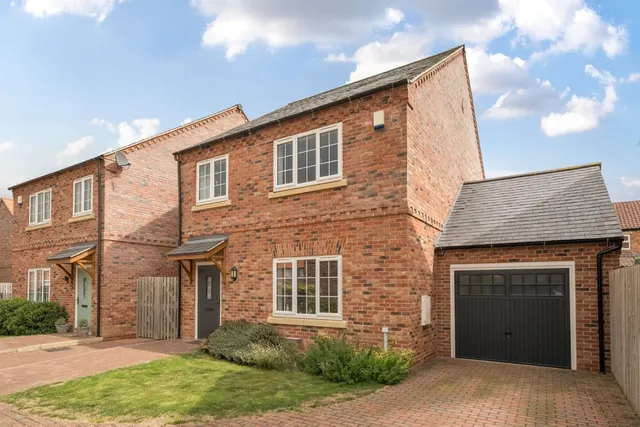 Laurels Farm Drive, Church Fenton, LS24, photo 1