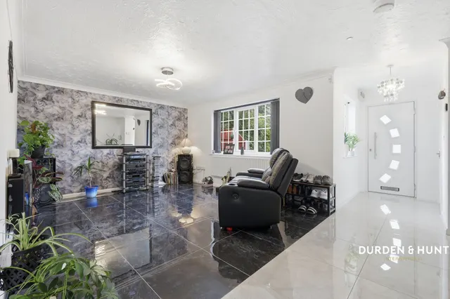 Latchford Place, Chigwell, IG7, photo 2