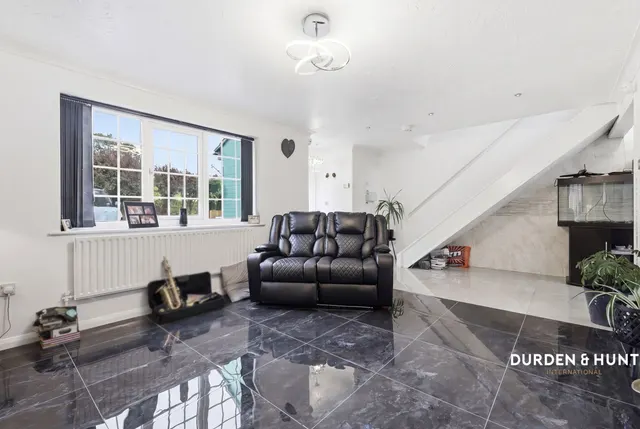 Latchford Place, Chigwell, IG7, photo 3