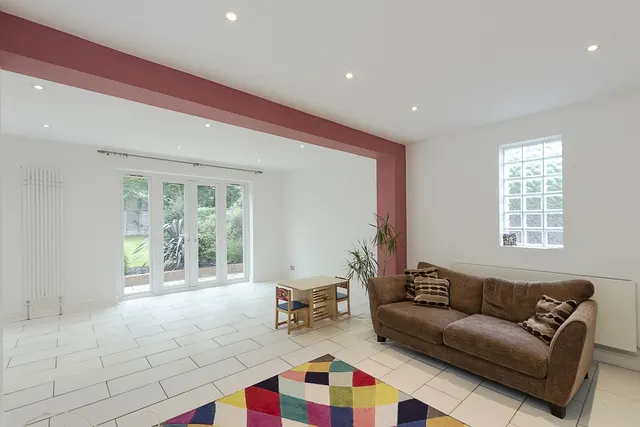 Photo 3 — Bellfield Avenue Harrow HA3