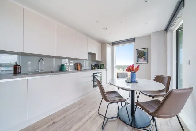 Marketfield Way, Redh, RH1, photo 3