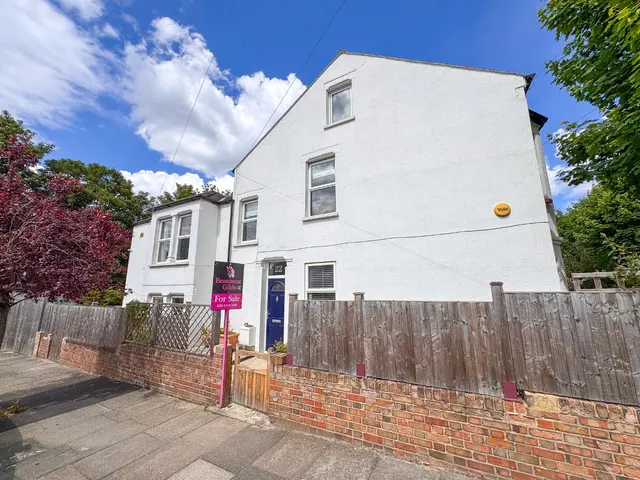 4 bedroom house — Bastion Road, Abbey Wood, London, SE2 0RD