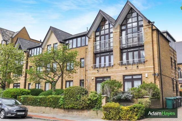 Sandringham Gardens, North Finchley, photo 1