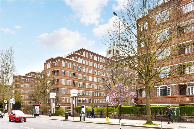 Balham High Road, London, SW17, photo 1