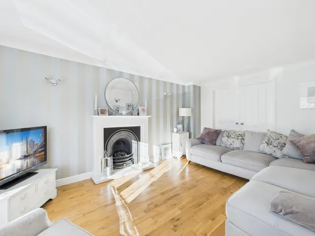 Photo 2 — Saffron Close, Chineham, Basingstoke, RG24