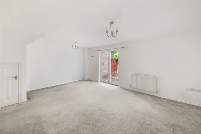 Blackburn Way, Hounslow, photo 2