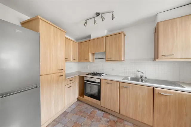 Blackburn Way, Hounslow, photo 3