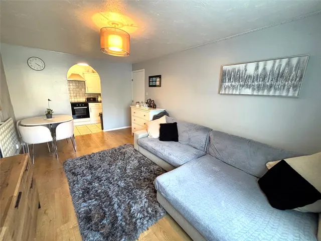 Seymour Way, Sunbury-On-Thames, TW16, photo 3