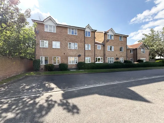Seymour Way, Sunbury-On-Thames, TW16, photo 2