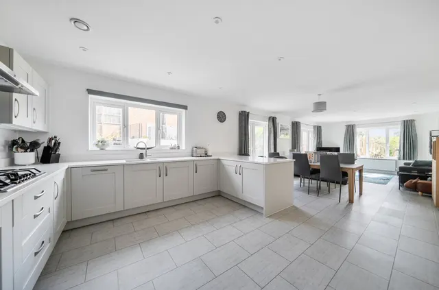 Photo 2 — Billingshurst, RH14 9ZT