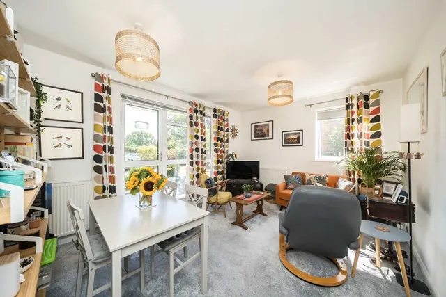 Broom Road, TW11, photo 2