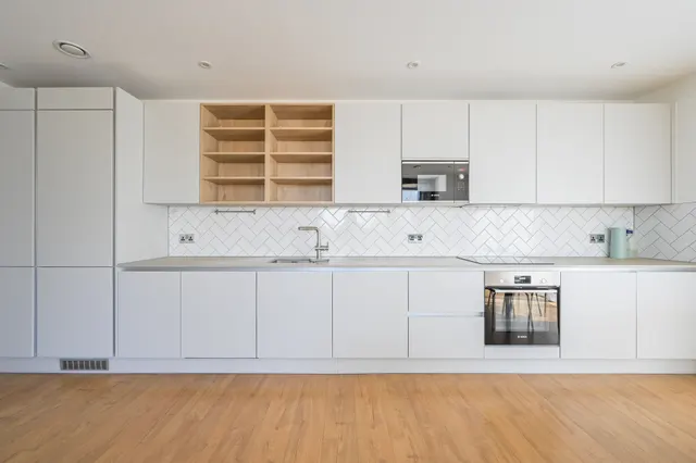 Photo 2 — Flat 404, Tellicherry Court, London