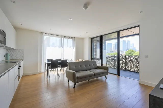 Flat 404, Tellicherry Court, London, photo 1
