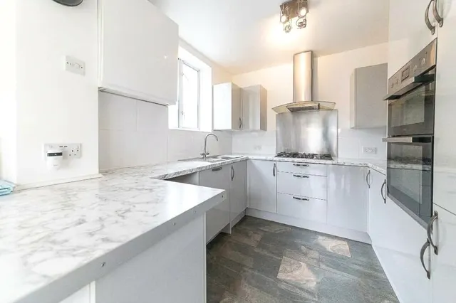 Five Bedroom Detached House, Two Ground Floor Bedrooms, UB8, photo 2