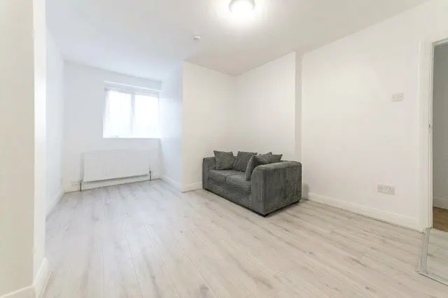Five Bedroom Detached House, Two Ground Floor Bedrooms, UB8, photo 3