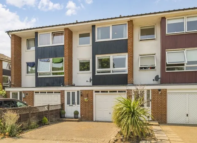 Jillian Close, Hampton, TW12, photo 1