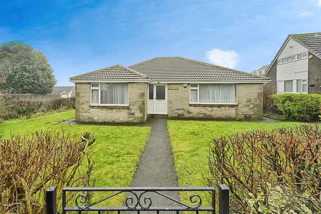 Roils Head Road, Halifax, photo 1