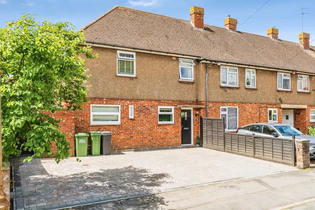 Willoughby Crescent, Eastbourne, photo 1