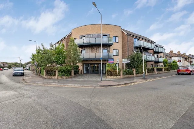 Oakpoint Court, Sutton Court Road, UB10, photo 1
