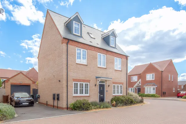 Croxton Square, Bicester, photo 1