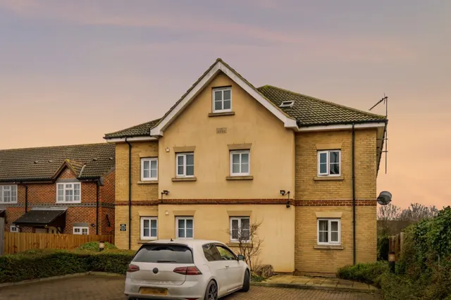 Walsingham Close, Bedford, photo 1