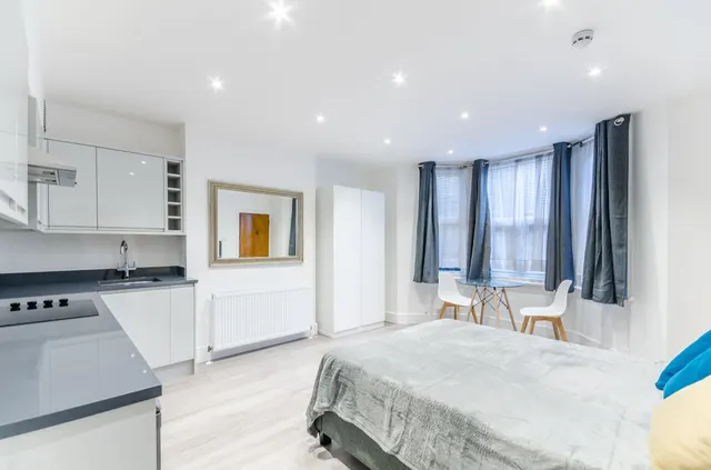 Flat 1, 21 Talgarth Road, London, photo 1