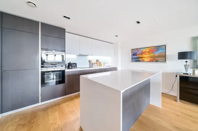 Kew Bridge Road, Brentford, TW8, photo 3
