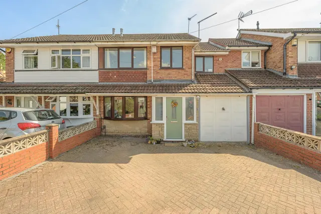 Honeysuckle Avenue, Kingswinford, DY6, photo 1