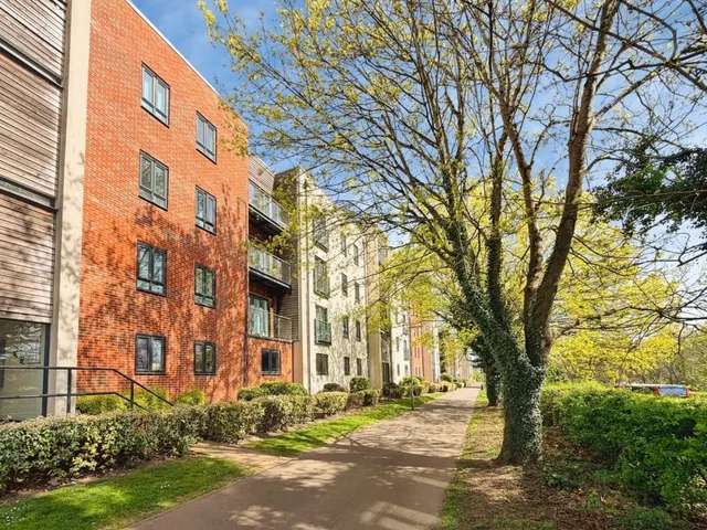 Sinclair Drive, RG21, photo 1