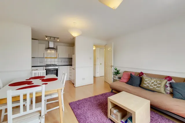 Photo 2 — 29 Greencourt House, 200 Mile End Road, London