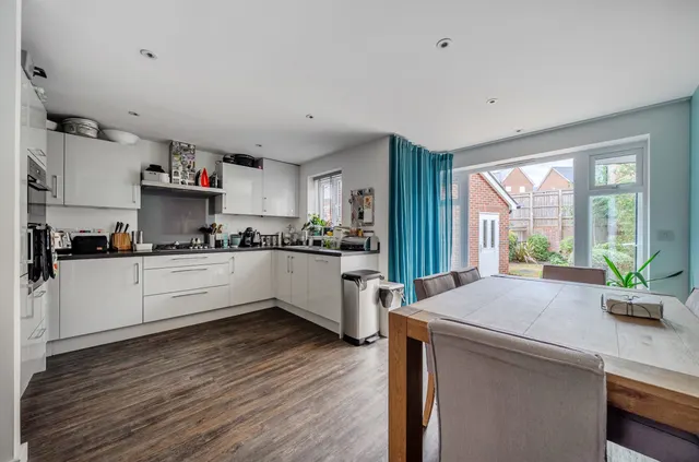Titchener Way, Hook, RG27, photo 2